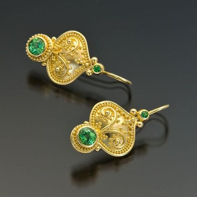 高端的石榴石宝石,石榴石是一种石榴籽般的晶体