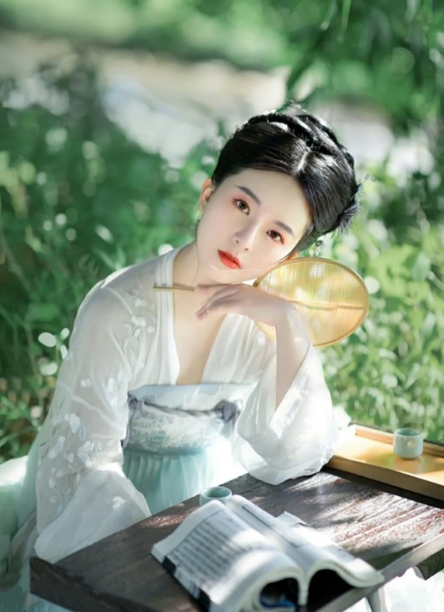 《七律》九首：月明渐觉滩声转，星散虚回波影同