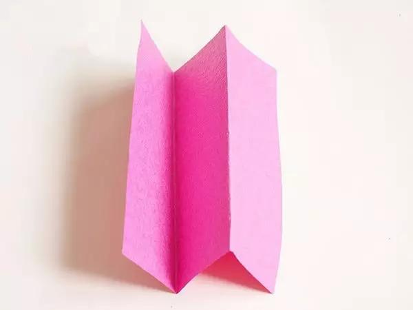 有颜色的玫瑰是怎么做出来的,白玫瑰怎么做七彩玫瑰