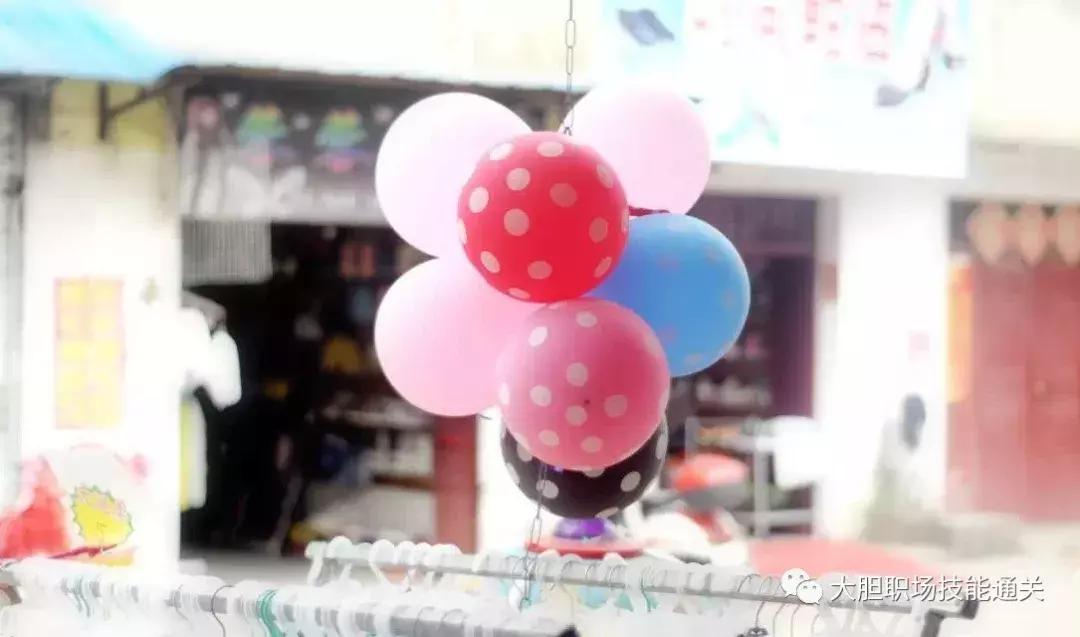 一家菜市场的精品童装店,一家开在农贸市场里的童装店