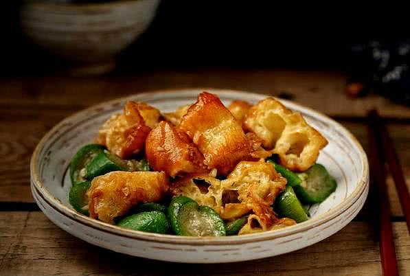 油条怎么炒好吃又松软,腊肉炒油条的家常做法