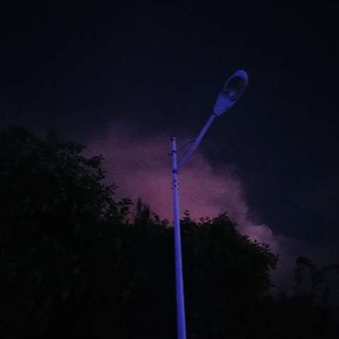 太阳能路灯造价1800一盏,农村用太阳能路灯三百多块钱