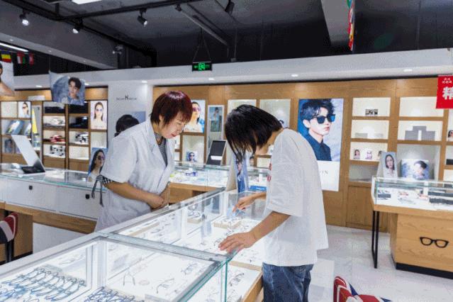 漳州这个老板太任性，包下一层楼开眼镜店