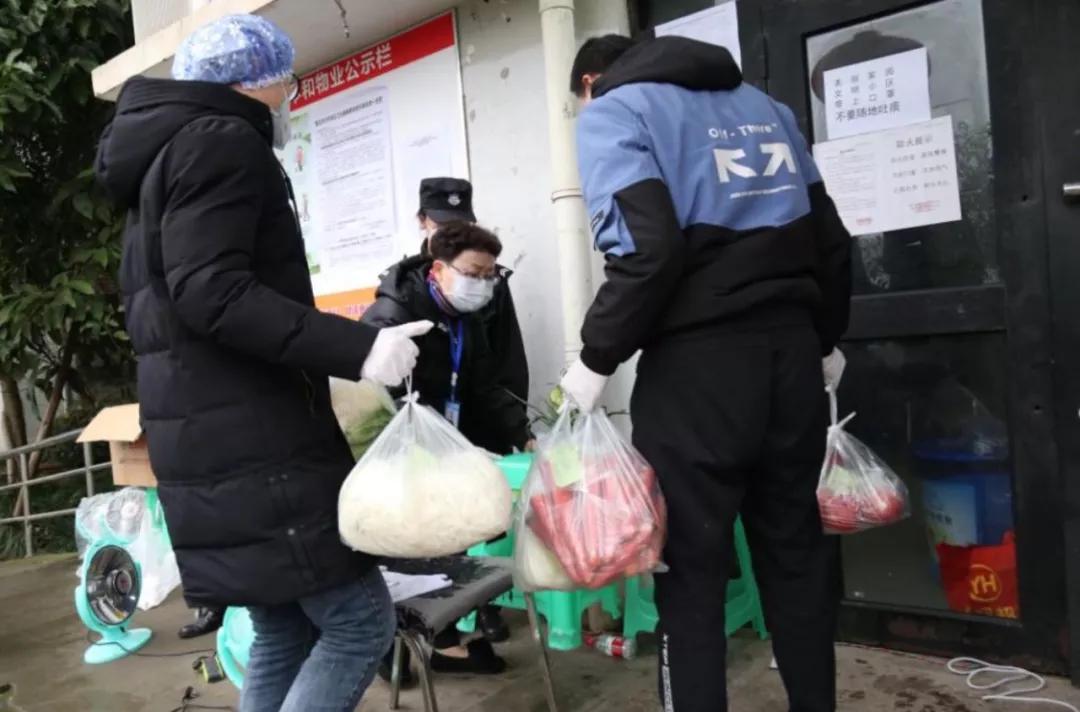 白衣女侠、妙笔警花、环卫女工……她们立足岗位各尽其能战疫显身手
