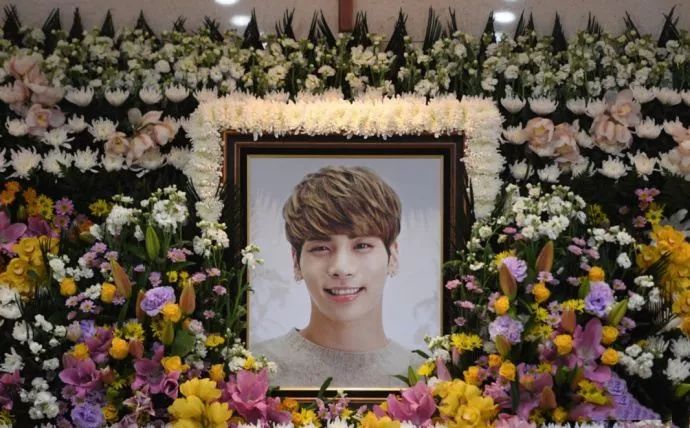 2年3位好友自杀！IU演唱途中获知具荷拉死讯，疑受打击唱不下去