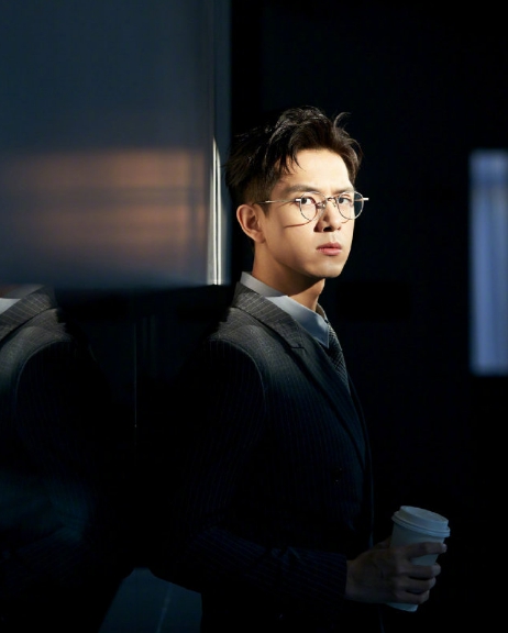 李现穿蓝色的西装,李现穿黑色西装照