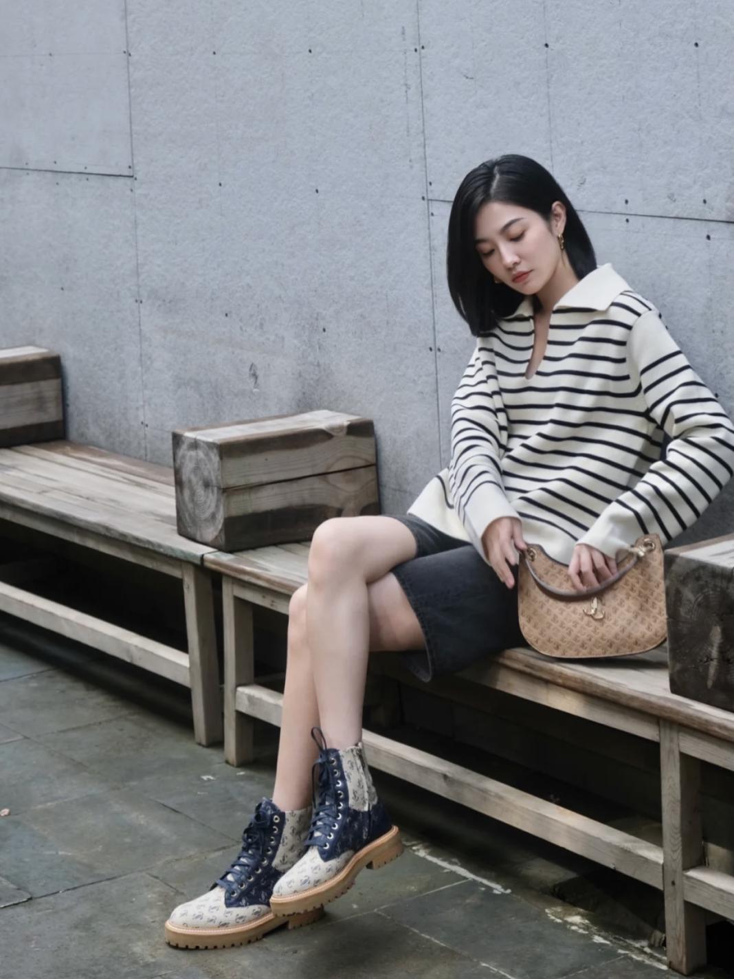 别再穿小白鞋了夏天适合穿凉鞋,高帮小白马丁靴鞋秋冬搭配