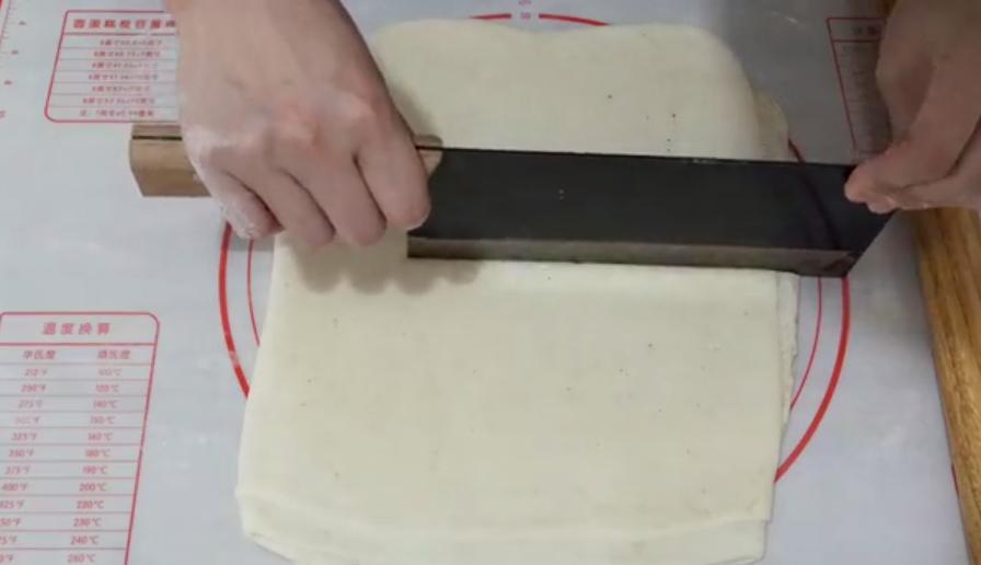 酥烧饼在家怎么做,想吃椒盐烧饼别买了教你在家做