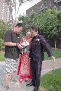 新娘开心的搞笑视频,搞笑gif开心一刻女司机上车