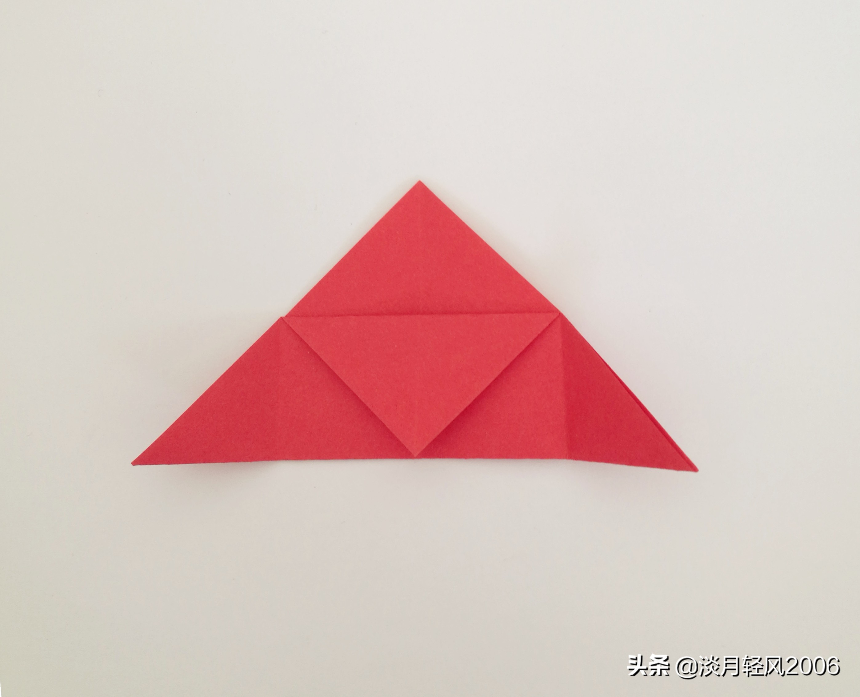 简单有趣的卡纸折心,小孩子拿卡纸折爱心