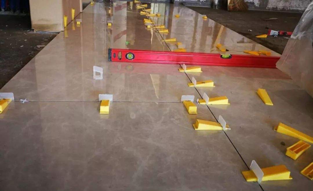 怎么判断瓷砖铺贴好坏,如何判断瓷砖好坏的视频