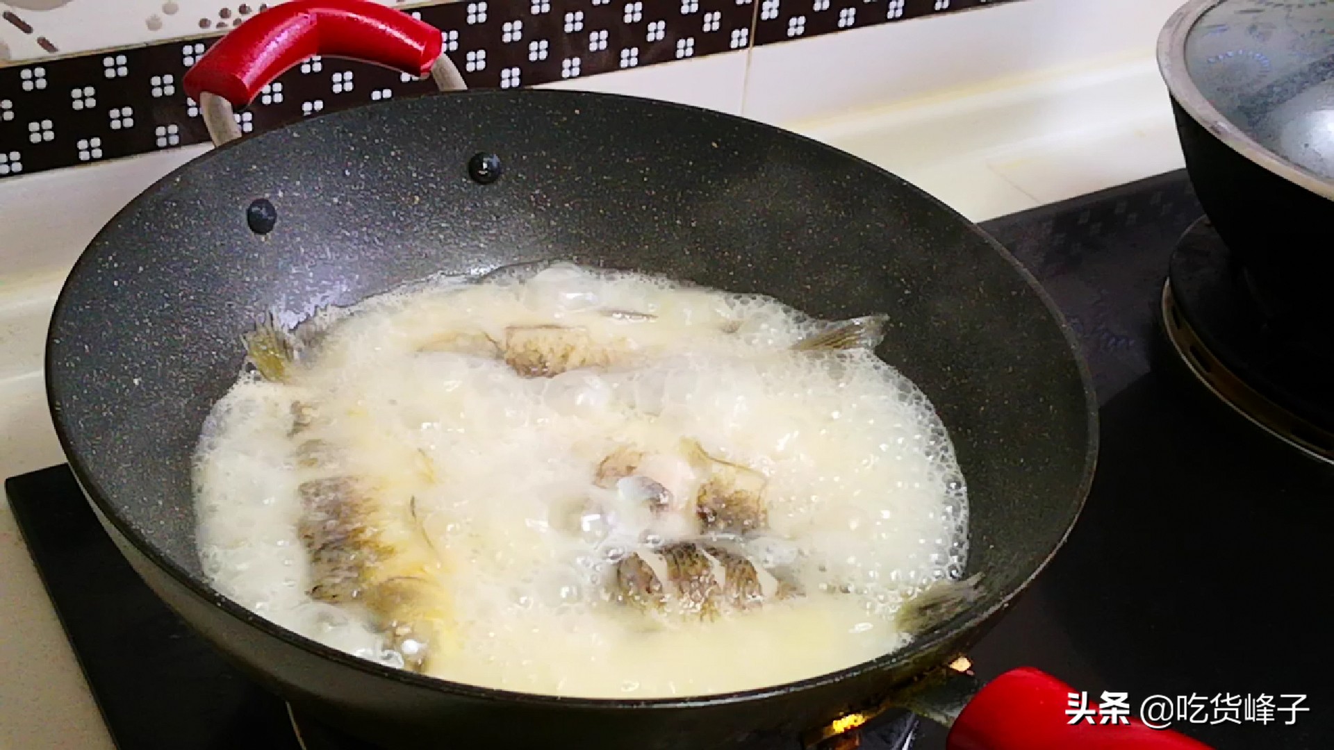 炖鱼去腥只需三种调料,炖鱼去腥的方法