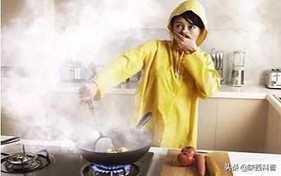 厨房油烟危害和吸烟危害哪个大,长期吸入炒菜油烟的危害