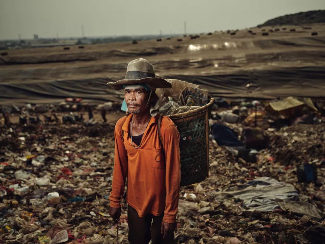 为挣2块钱，印尼万人住进世界最大垃圾场，和7000吨垃圾同吃住