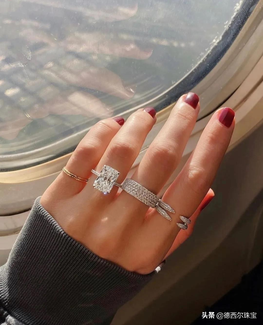 女性手指戴戒指含义,戒指佩戴在各个手指的意义图片