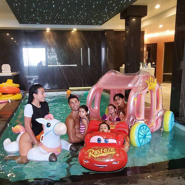 天生一对c罗对着乔治娜满脸宠溺,c罗满眼都是乔治娜视频