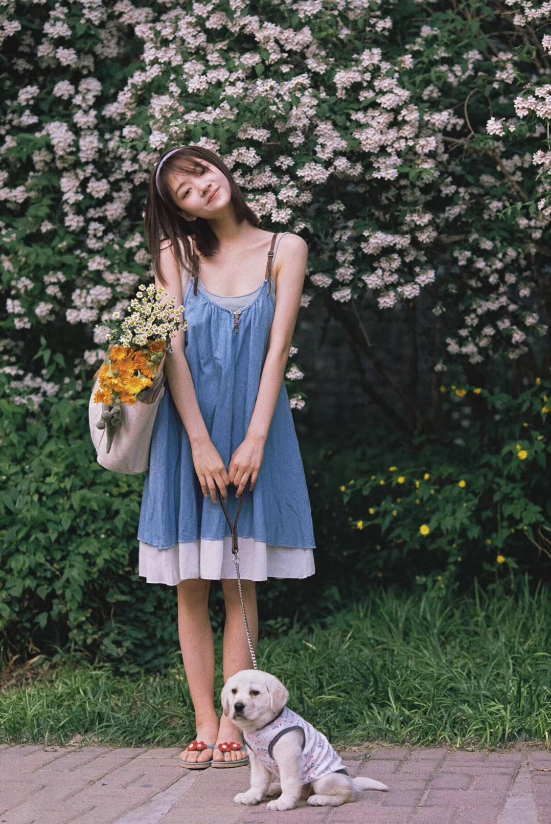 这时尚表现力绝了，任敏黑色上衣搭配粉色长裤，坚毅眼神格外吸睛