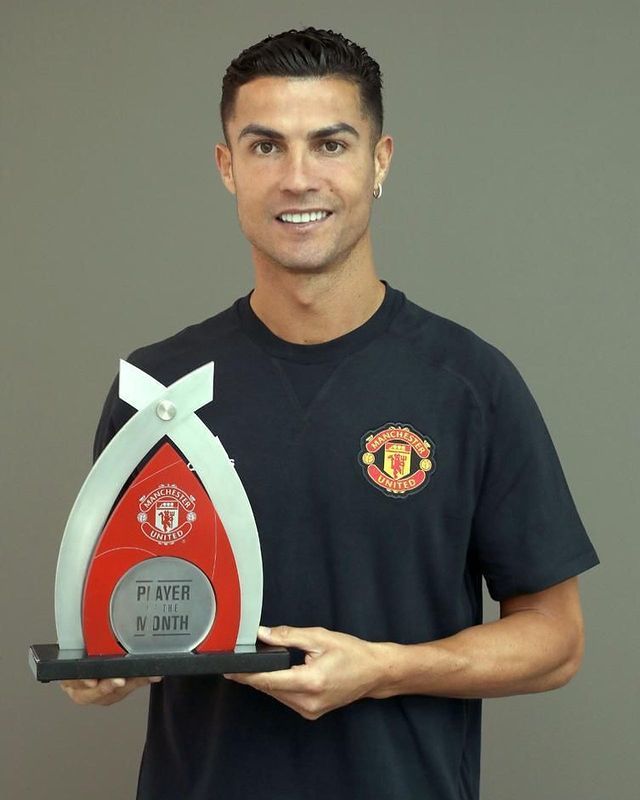 乔治娜发c罗王冠照,c罗和乔治娜一起时衬衫正装照