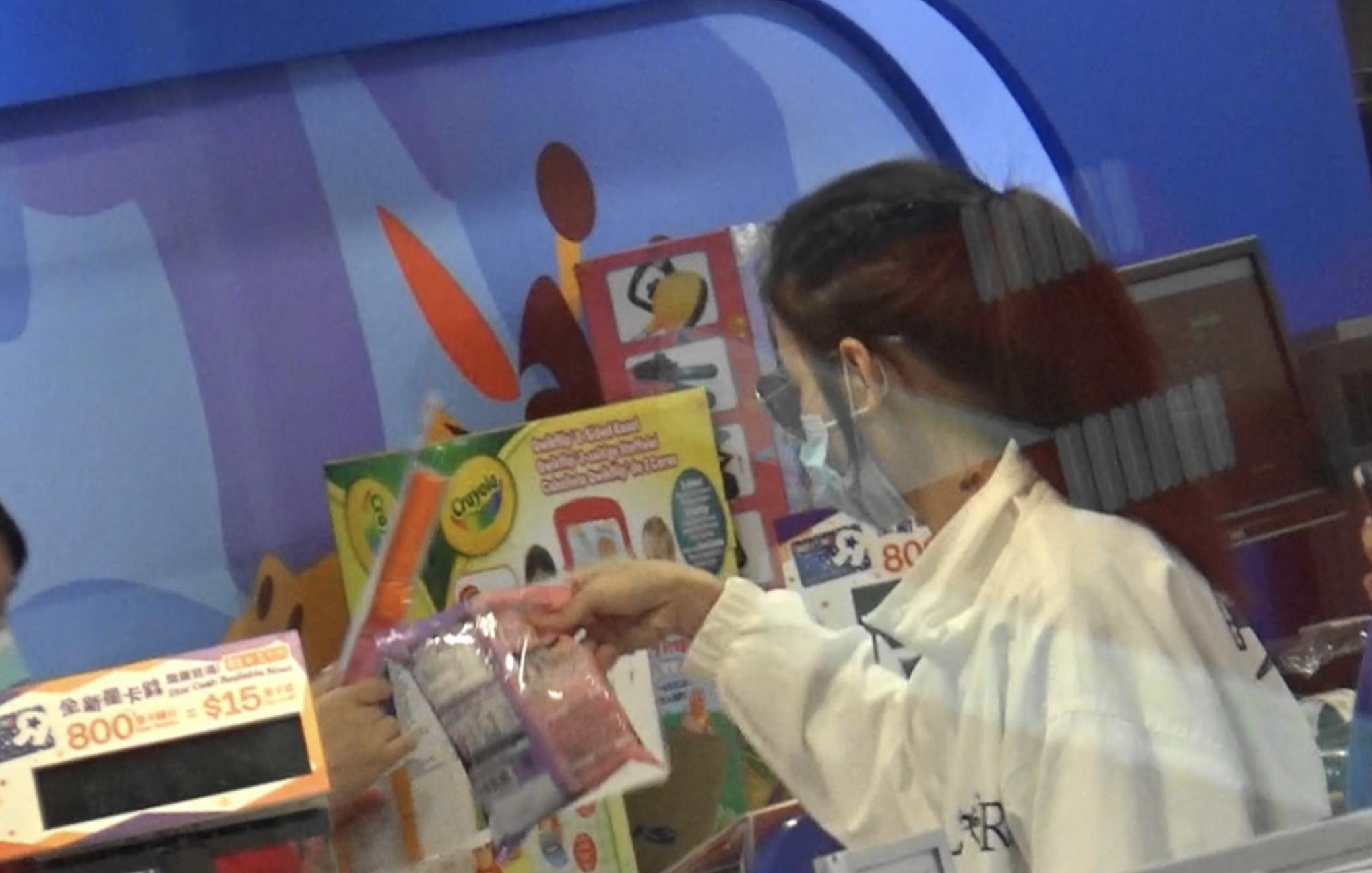 张柏芝为儿子买圣诞礼物，平价购物仅花六百元，满载而归乐在其中