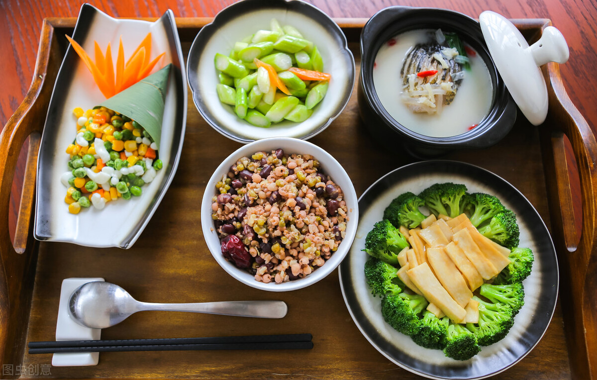 坐月子找月嫂好还是去月子会所好,坐月子是请月嫂还是住月子会所好