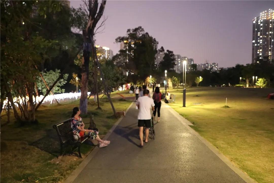 “当当......”快上车，成都的夜生活开始了