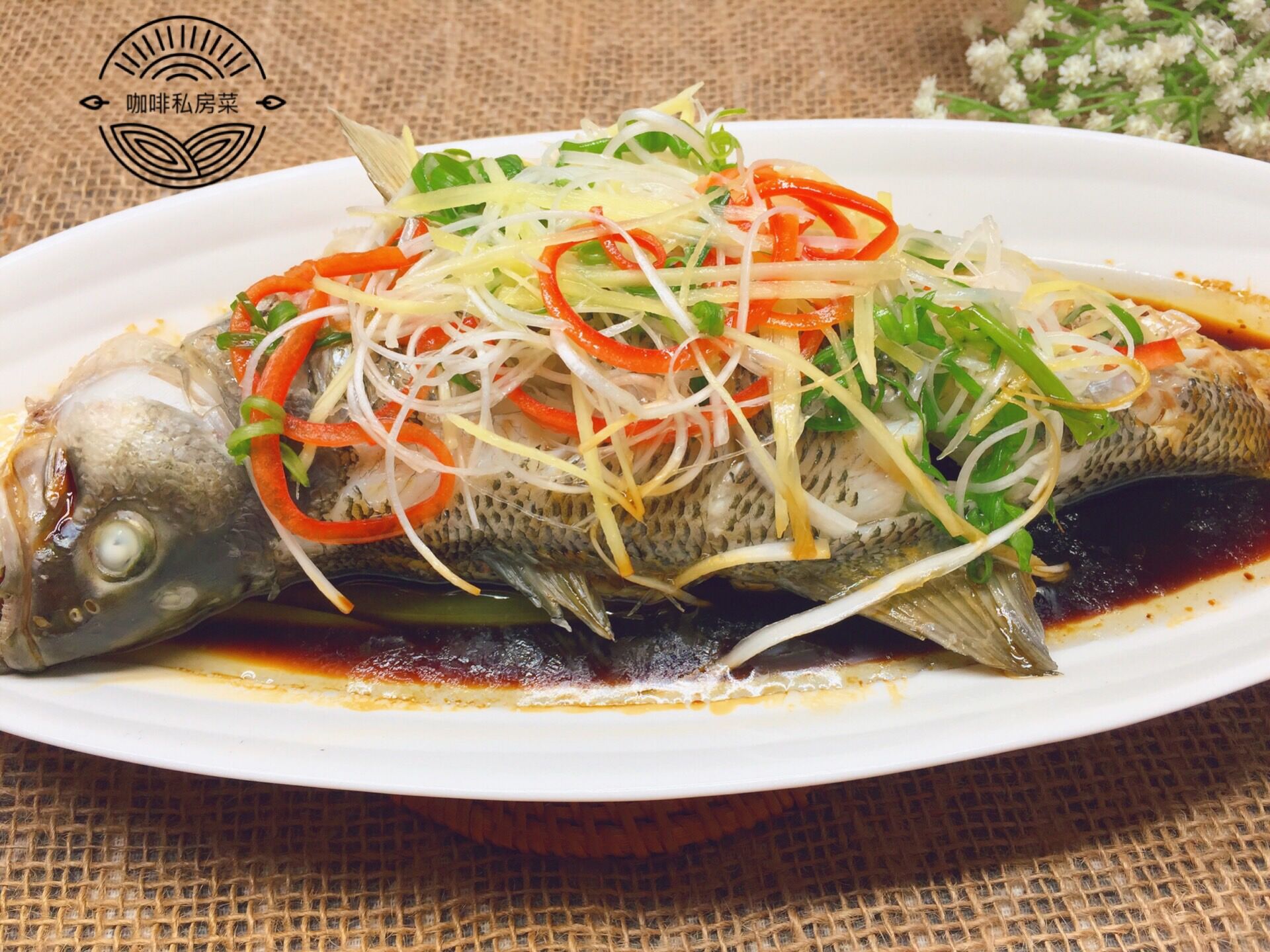清蒸鱼是先浇热油还是先倒鱼豉油,清蒸鱼先放蒸鱼豉油还是先浇热油
