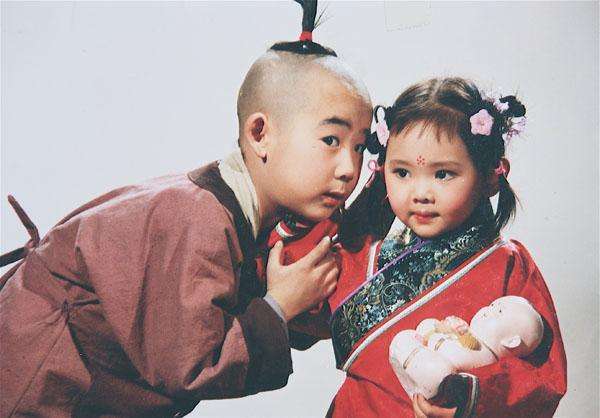 巧姐和板儿争抢东西,巧姐跟板儿换礼物