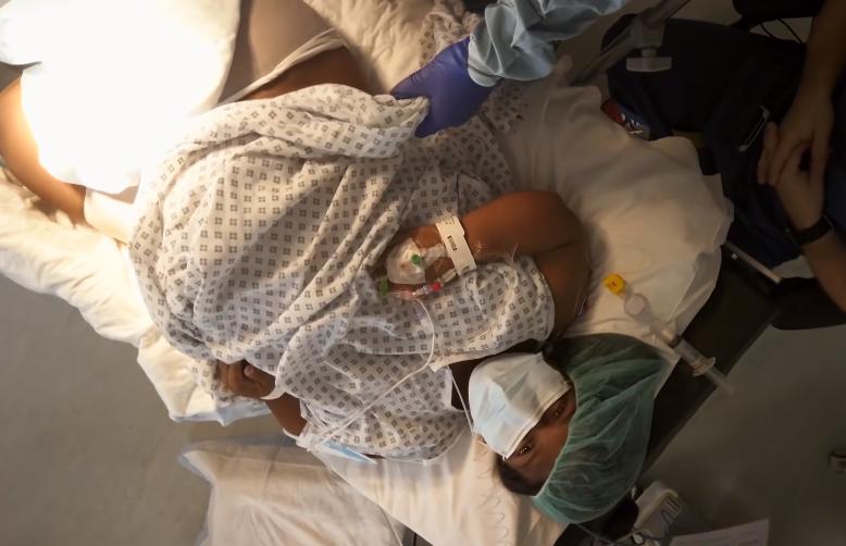 腹中胎儿长出肿瘤，孕妇忍着剧痛，给胎儿打麻药做手术