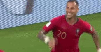 他拥有世上无与伦比的外脚背技术，比C罗更有天赋可是难有成就