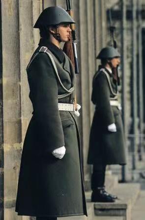 不只是仪仗！——东柏林的卫兵们