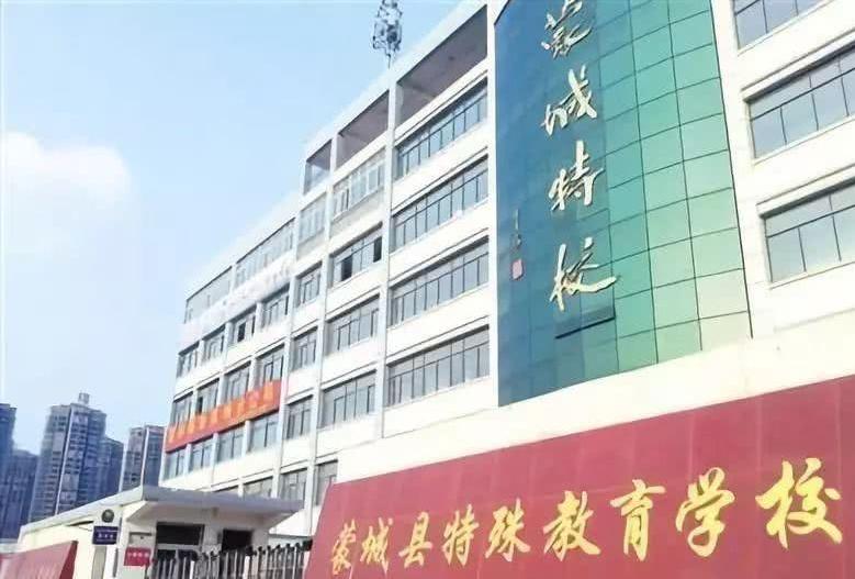 58岁丢官离婚,71岁晚景凄凉,牛群混成这样,冯巩为何不帮帮他?