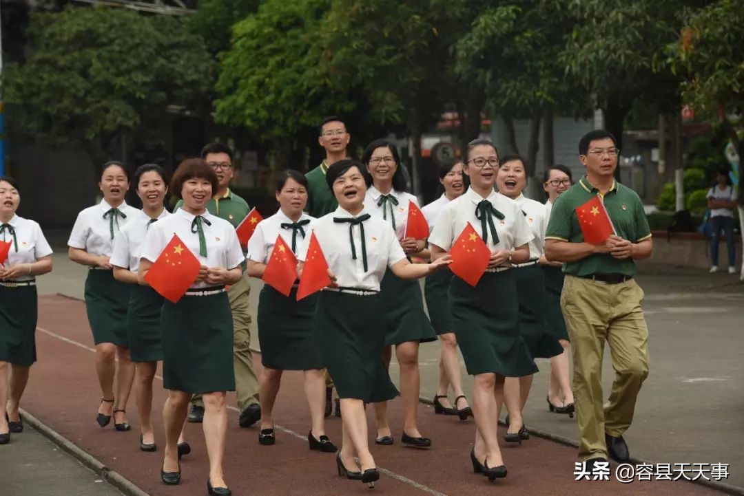 3000多名师生传递国旗为祖国庆生,万名师生用歌声庆祝祖国华诞