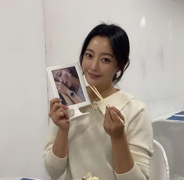 43岁豪门阔太金喜善晒近照,金喜善颜值巅峰出席活动