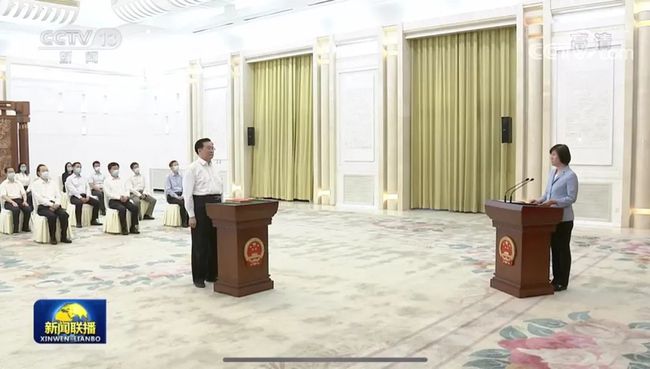 今年卸任的10位省委书记,两位新省委书记同一天都去了这里