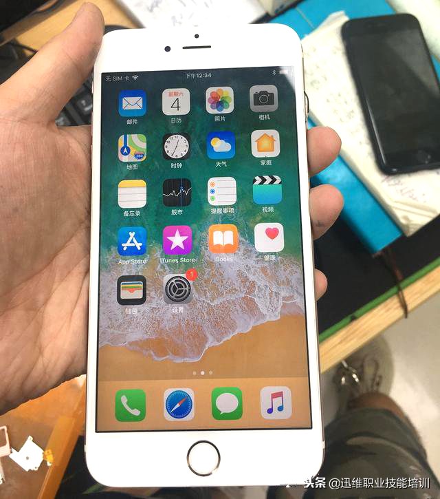 iphone6s黑屏开不了机怎样自救,iphone6s升级了系统能退回去吗