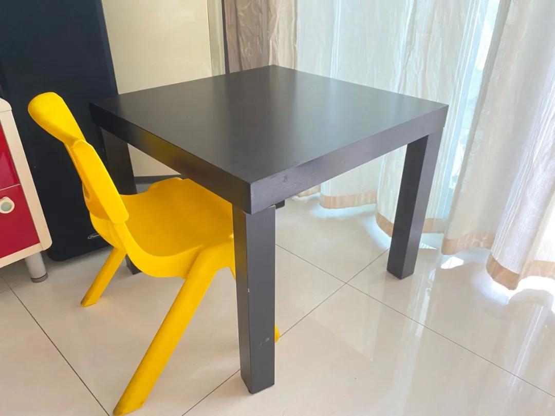 给孩子买学习桌好还是普通书桌好,儿童书桌要不要买学校同款