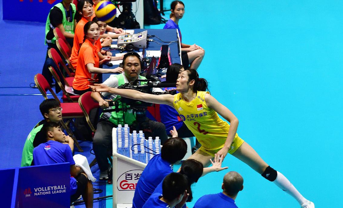 朱婷飞奔场外救球传承女排,朱婷救场