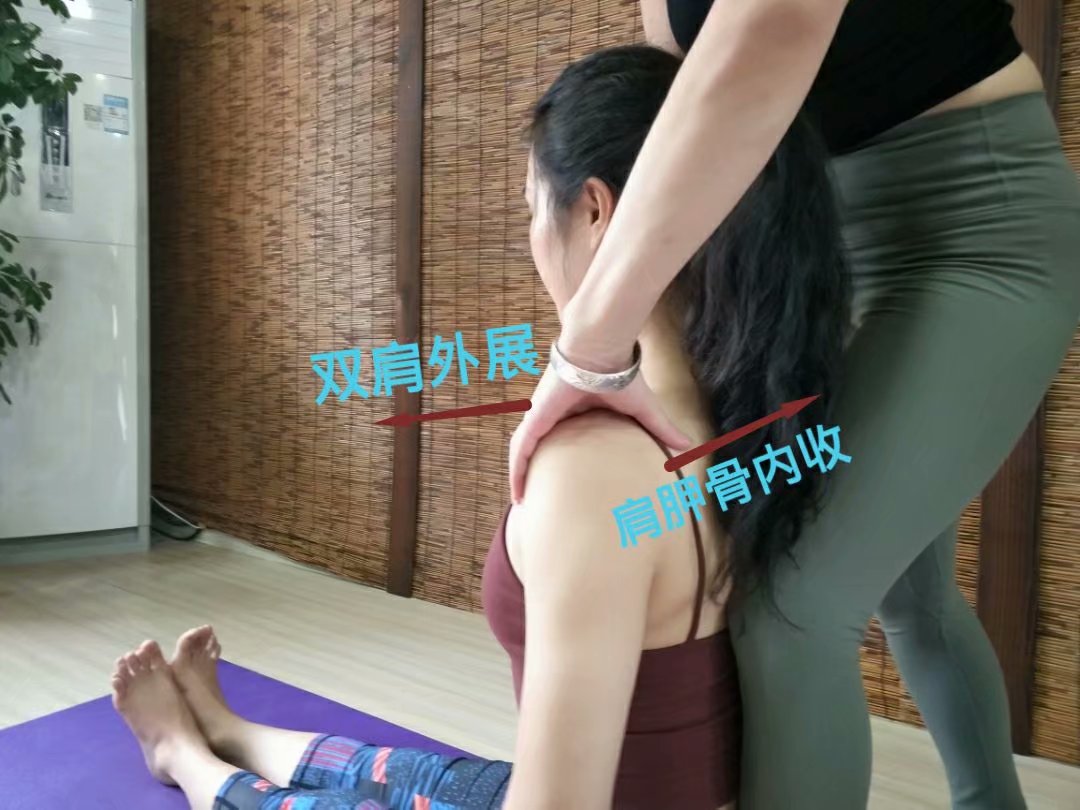 瑜伽沉腰拱背到底怎么做,瑜伽的船式平衡感怎么练