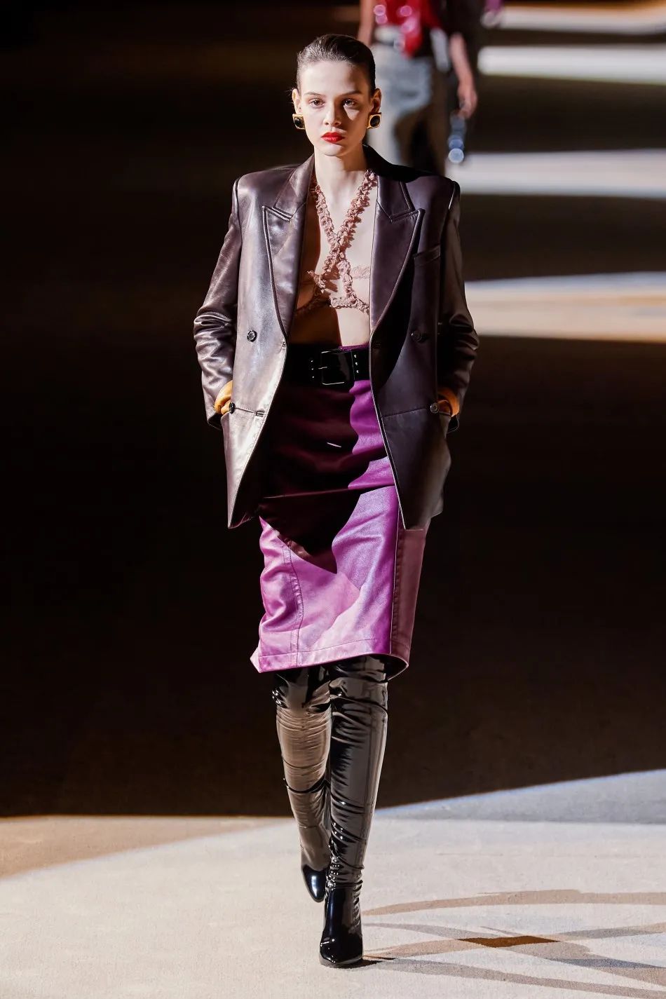 一件皮西装可以有多帅？时髦精们早已给出了答案