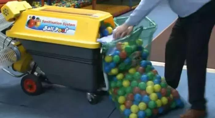 去游乐场海洋球里面玩,去海洋球泳池里面玩耍