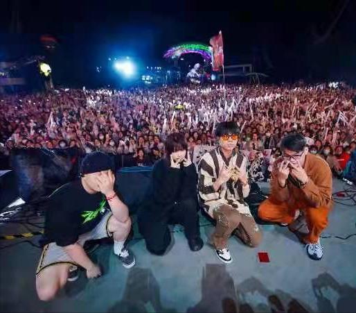 武汉欢乐谷旅客游玩视频,武汉欢乐谷夜场今天人多吗