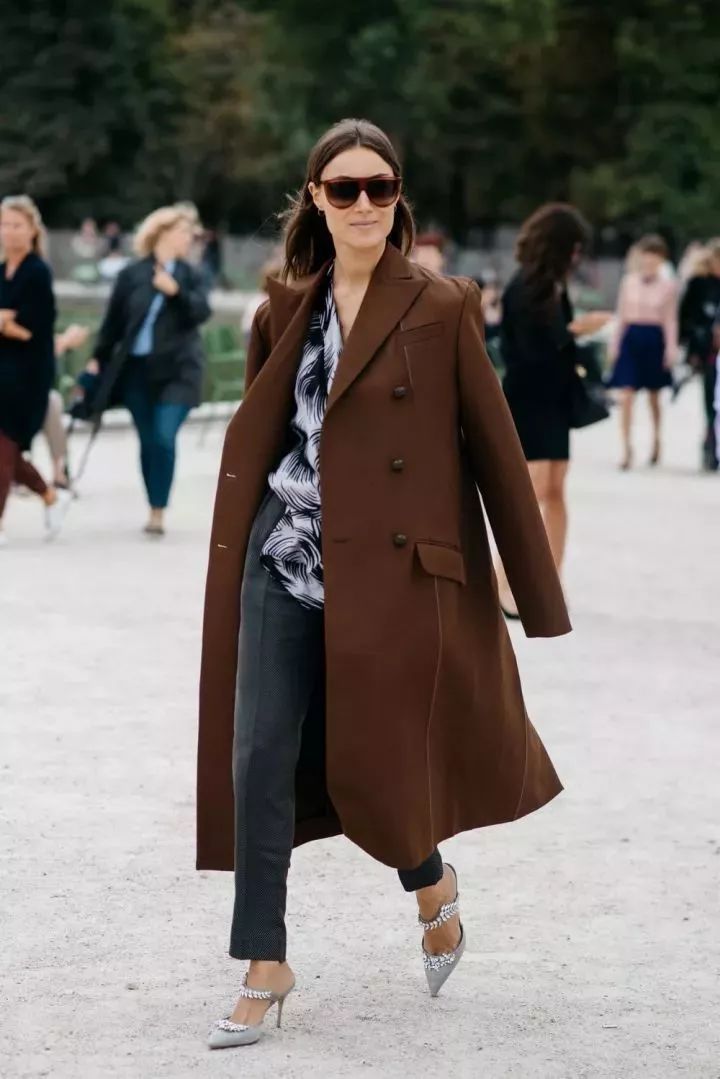 巧克力色中长款搭配,巧克力色搭配什么颜色内搭好看