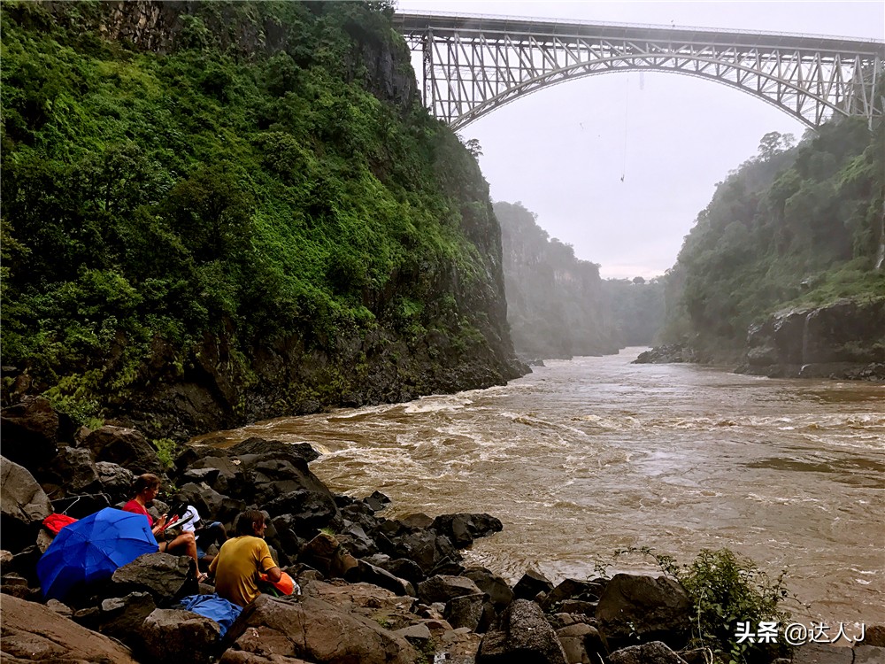 #全民热遗#小天独家，你敢不敢在这个瀑布上洗澡？