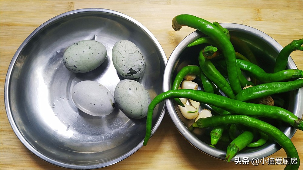 让人口水直流的擂辣椒皮蛋，香辣下饭，上桌就抢光，吃完还想吃