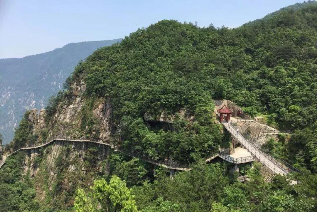 悬崖滑梯风景区,悬崖峭壁雪滑梯