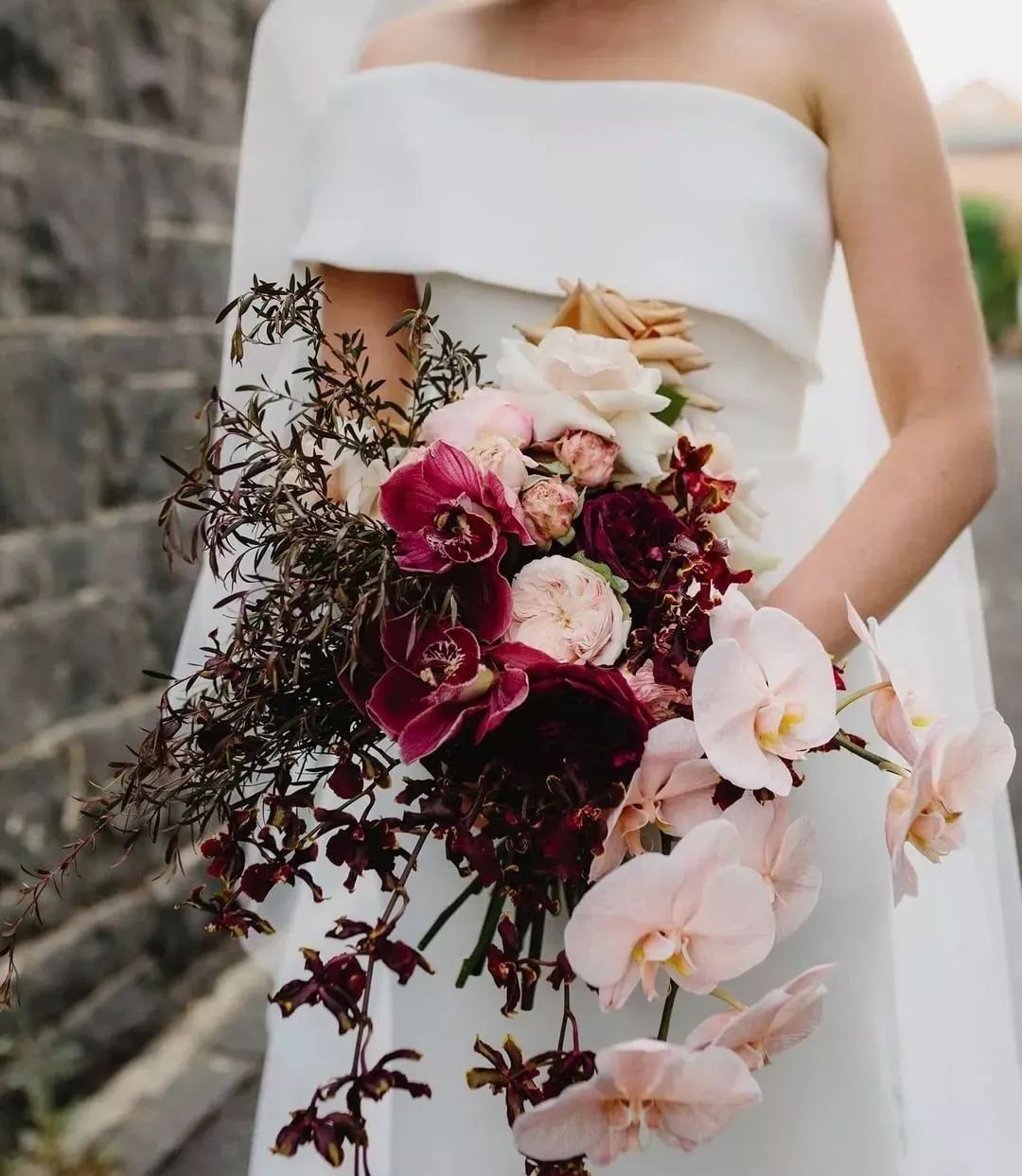 鲜花店日常换水整理花材,花要不要经常换水