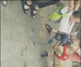 惊险!出门遇到疯狗撕咬孩子!怎么办?急