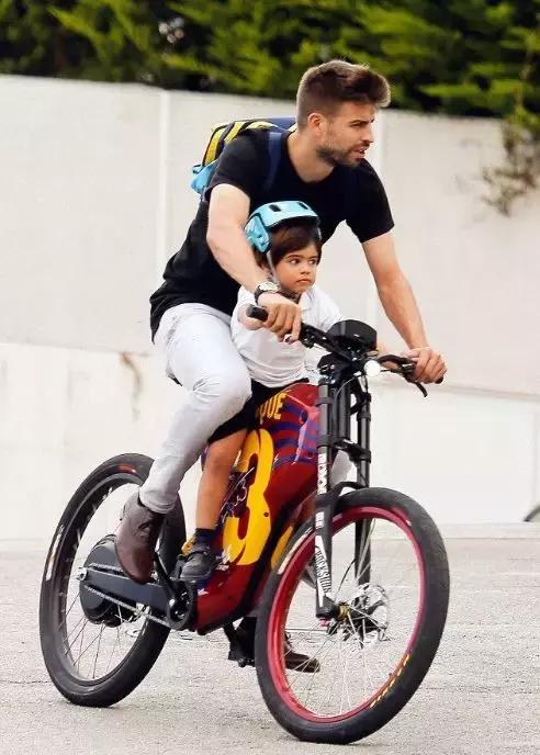 你们在此不要动，爸爸们去场边喝喝茶