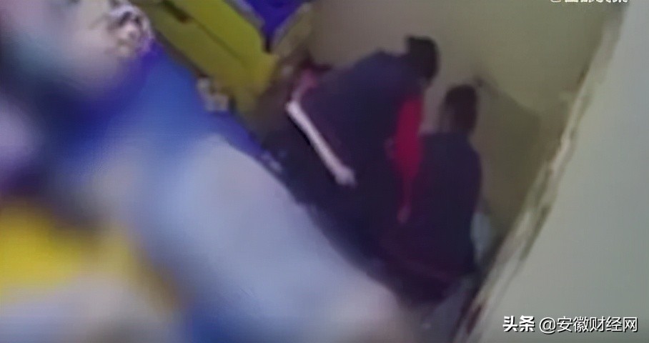 胶带*绑捆**、双腿压身！妈妈看完监控心都碎了…警方介入调查