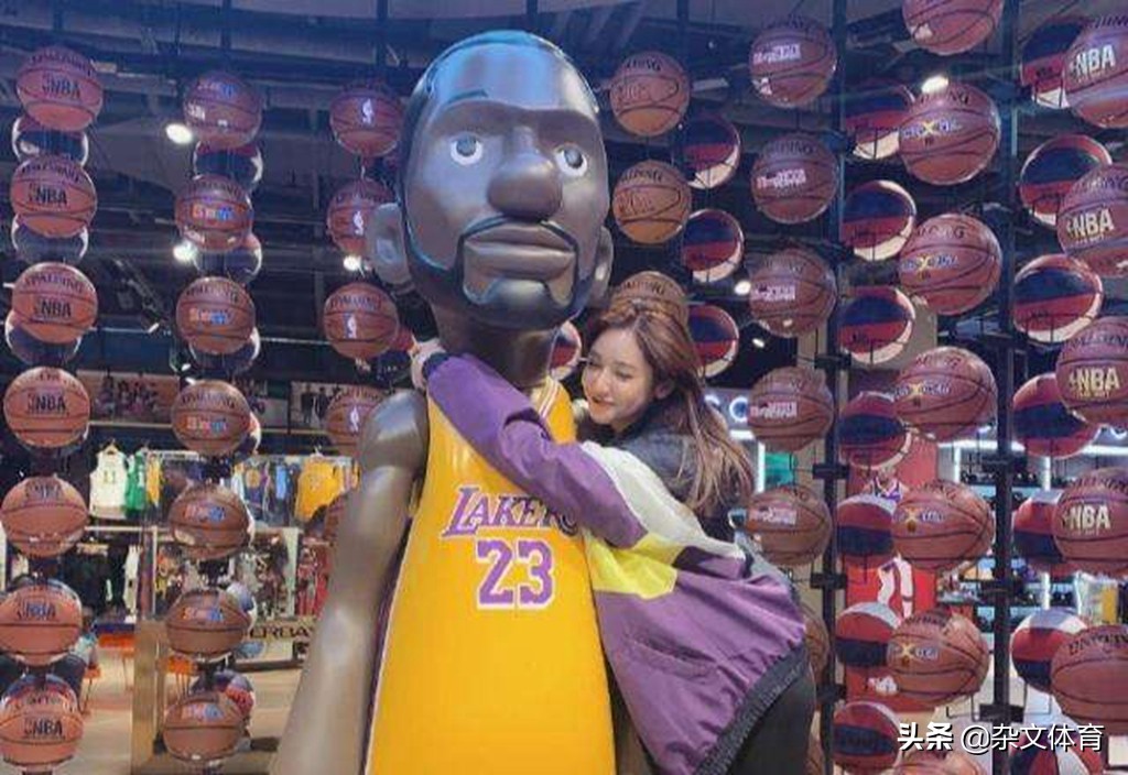 美娜忙里偷闲!亲自教小七学习新舞蹈,透露自己退休日期